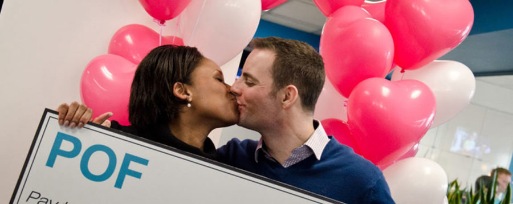 Pareja exitosa gracias a POF se dan un beso.