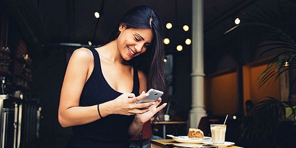 Chica utilizando la aplicación de Bumble opiniones en su móvil personal