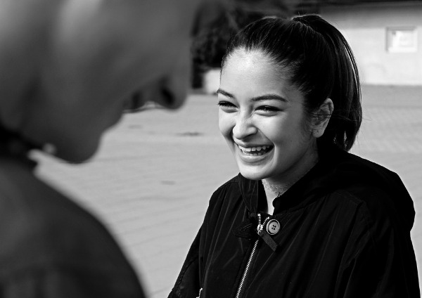 Chica sonriente frente a un hombre