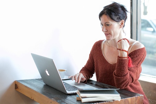 Mujer adulta usando laptop para buscar pareja